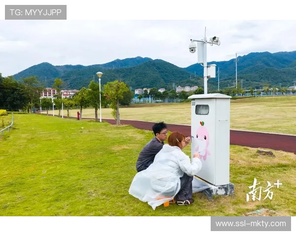 云浮曲棍球场吉祥物“小海豚”玩偶成为小观众争相拥抱的明星